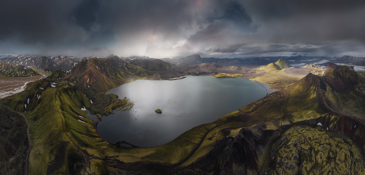 El lago entre volcanes