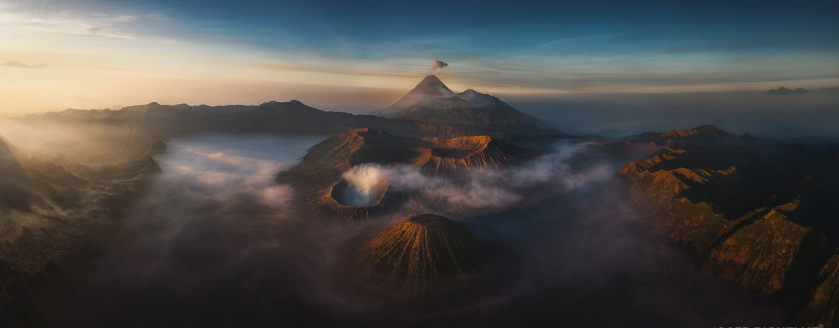 Bromo entre la niebla