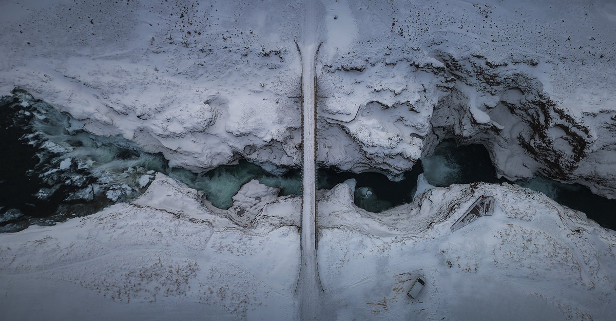 Puente sobre el cañón helado