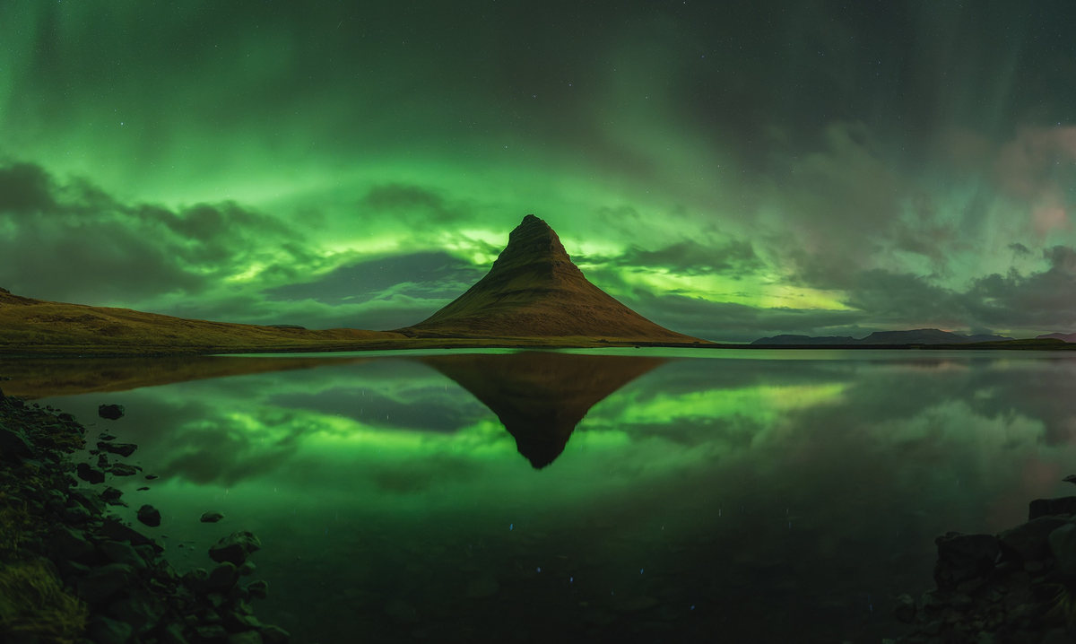 Kirkjufell en el espejo