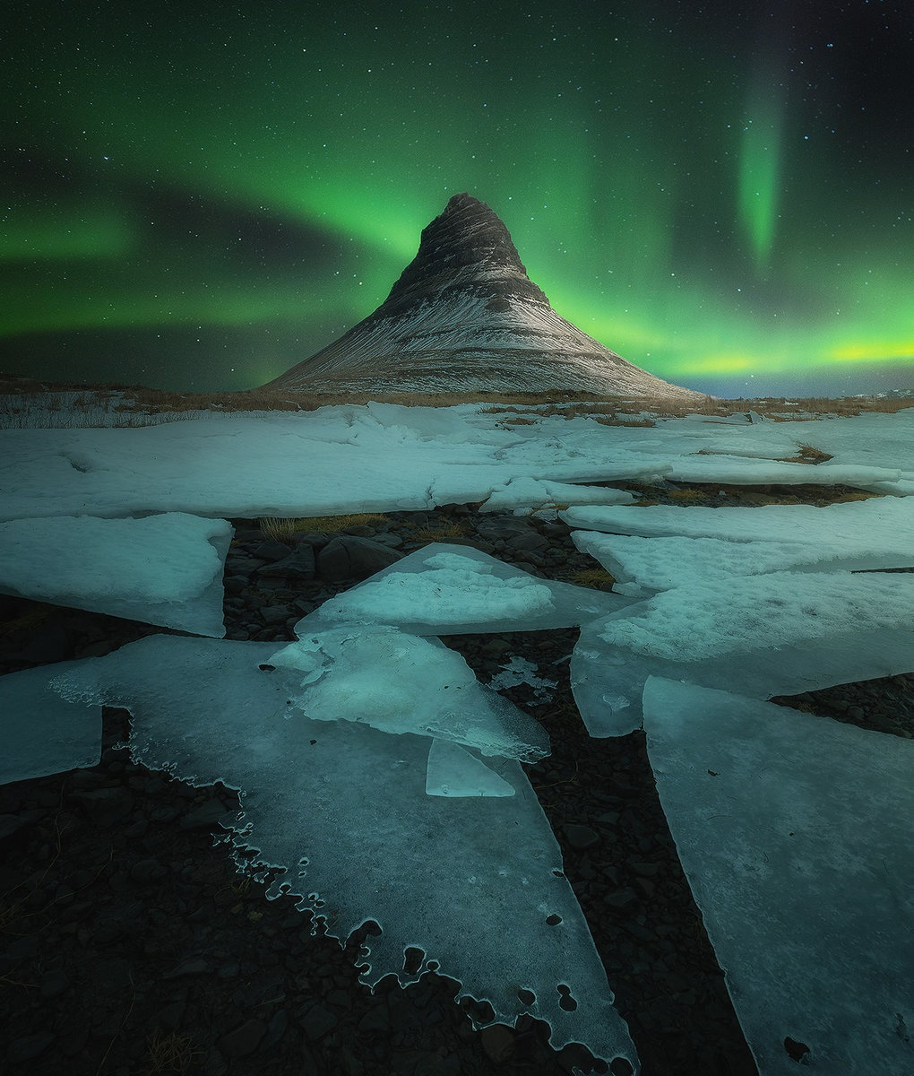 Kirkjufell entre placas de hielo