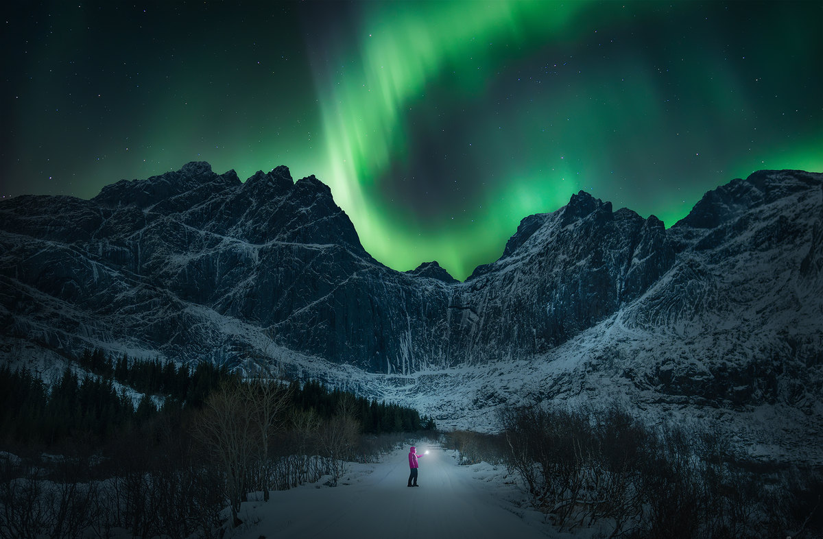 Camino bajo la aurora