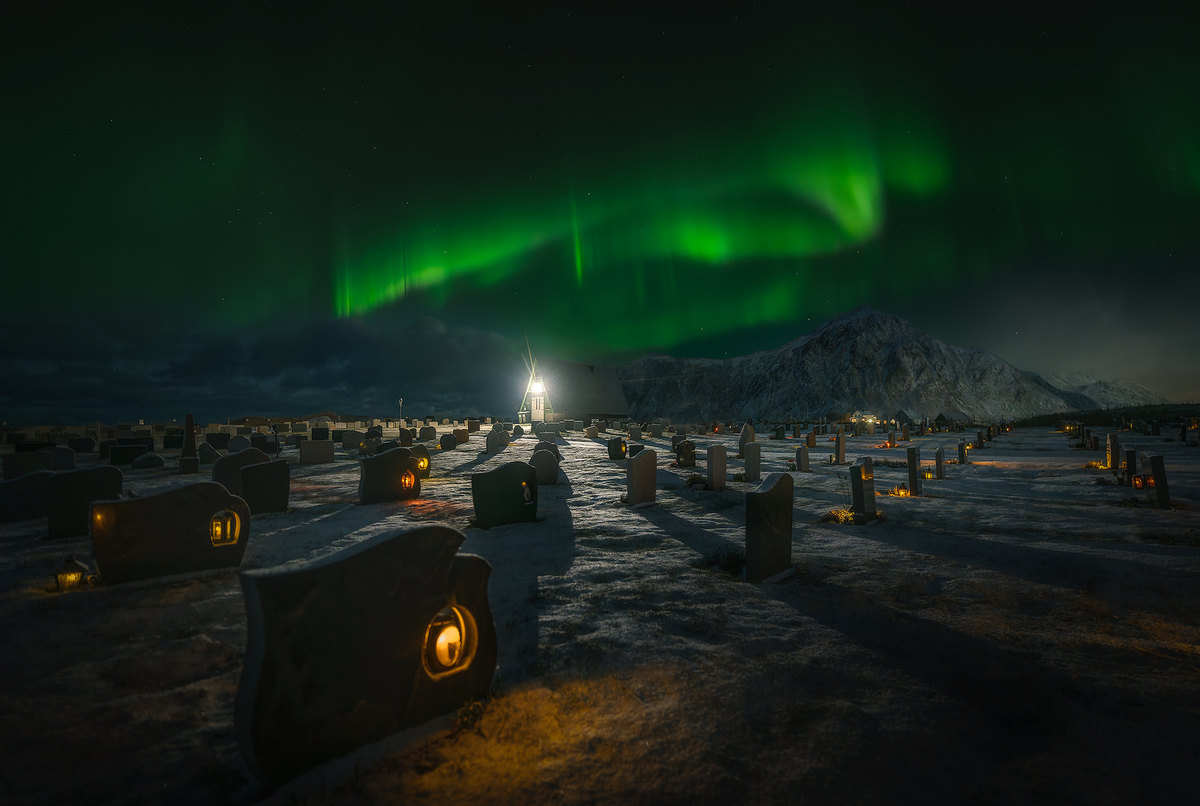 Cementerio bajo la aurora