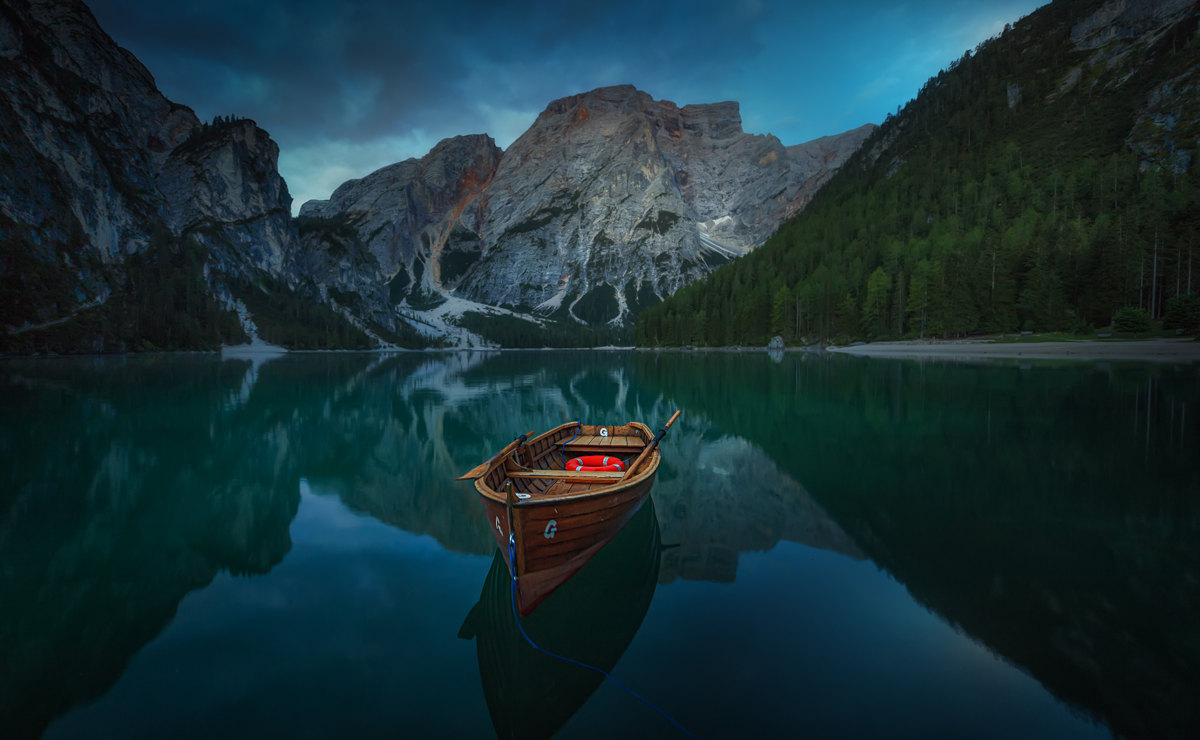 Barca en el lago di Braies