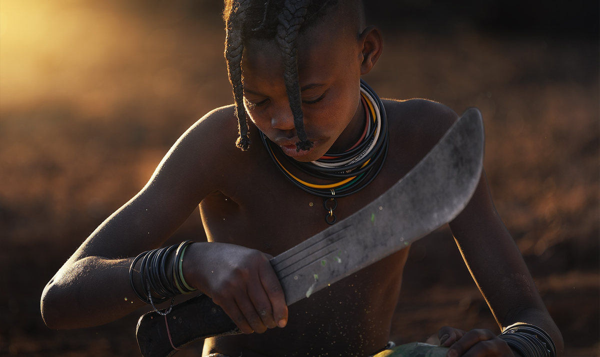 Joven himba con machete