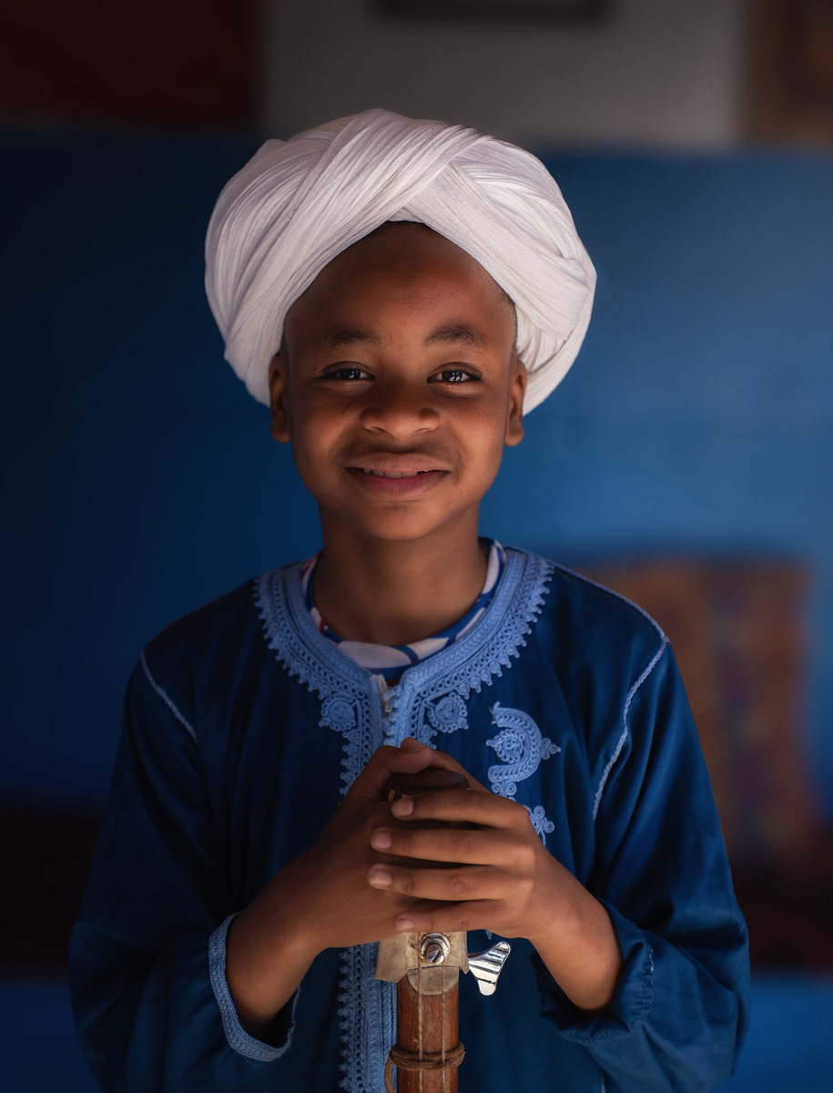 Niño del turbante blanco