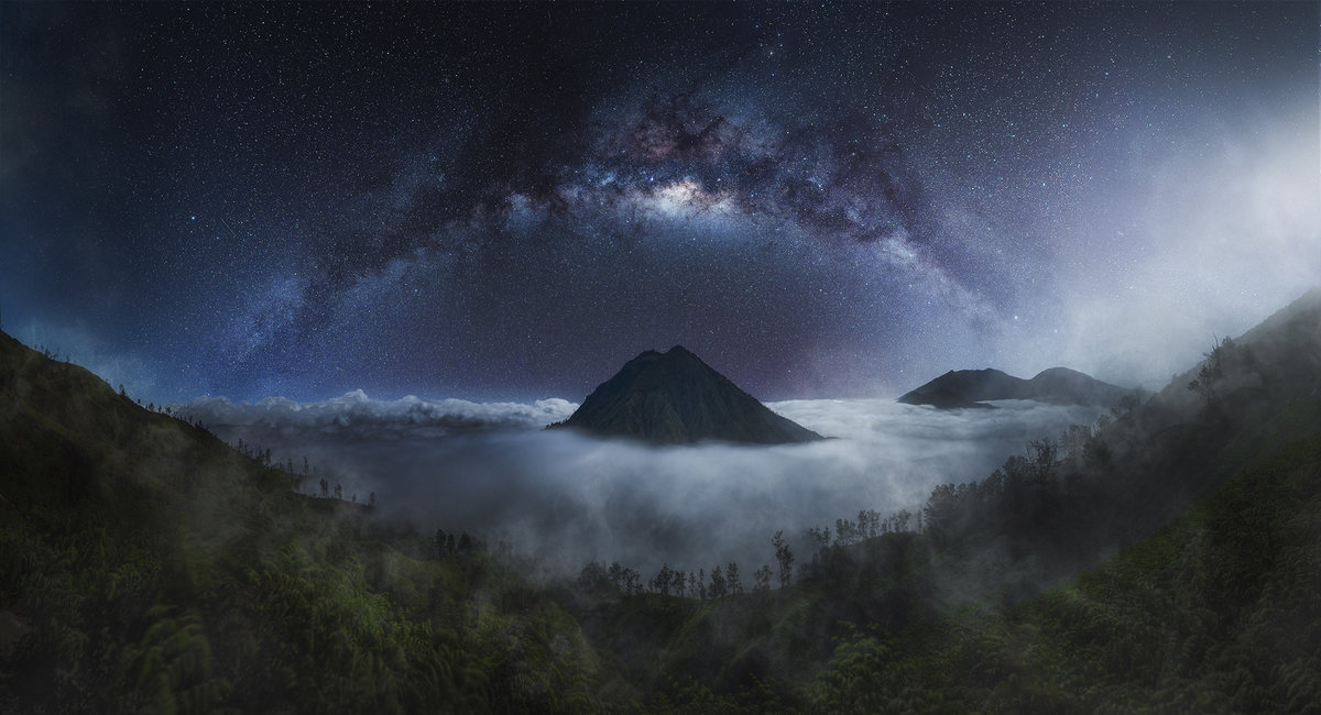 Volcán entre nubes