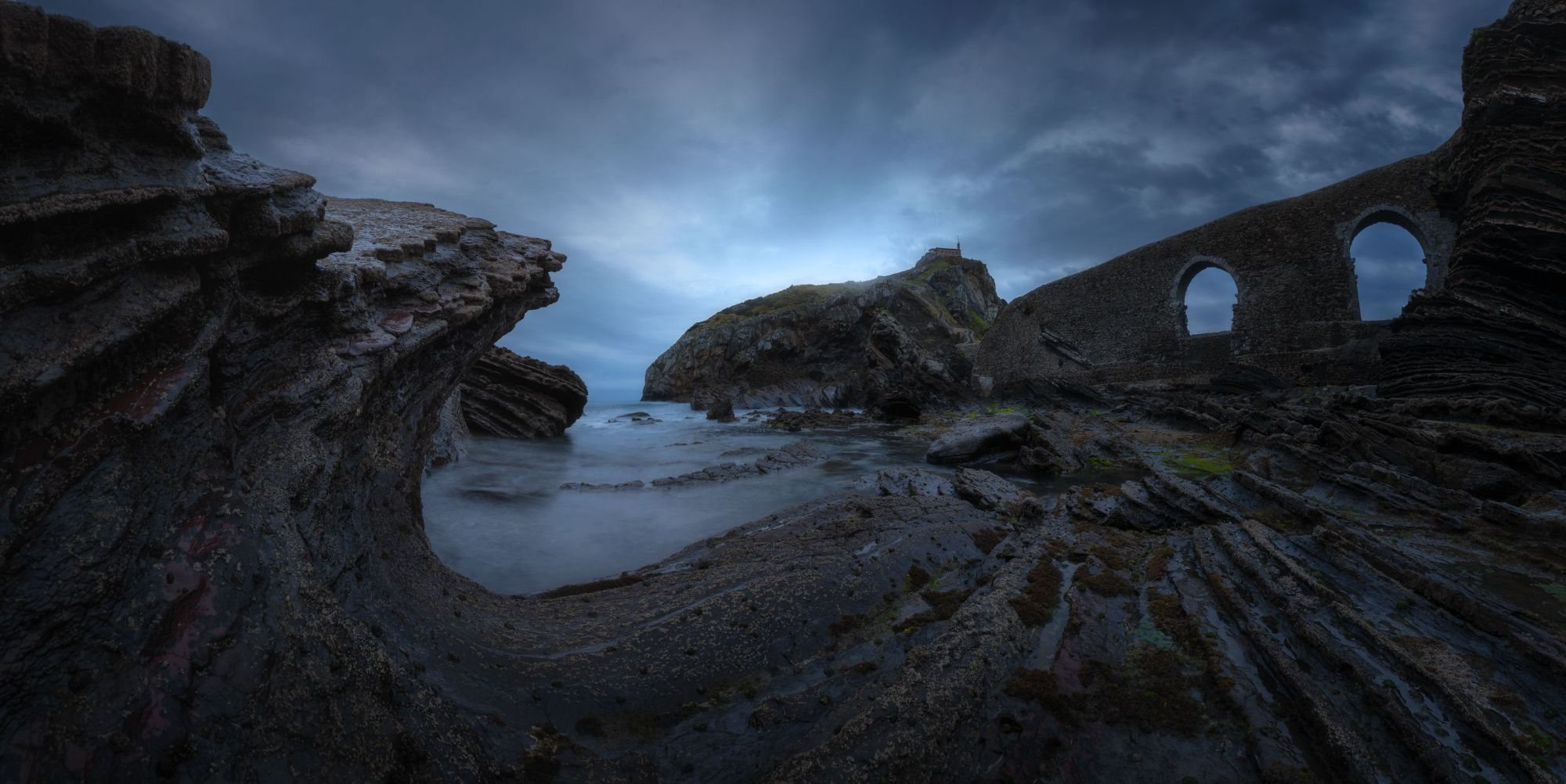 Ola de roca, San Juan de Gaztelugatxe, España